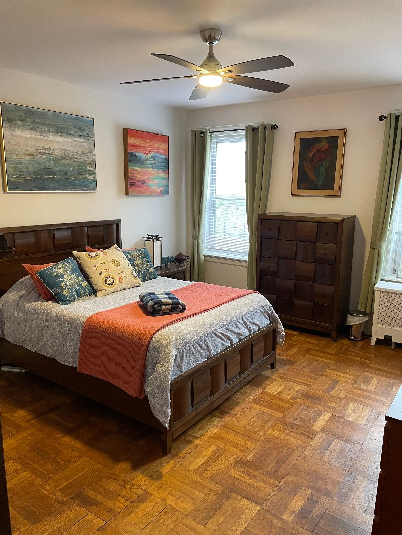 Spacious furnished bedroom - Photo 1