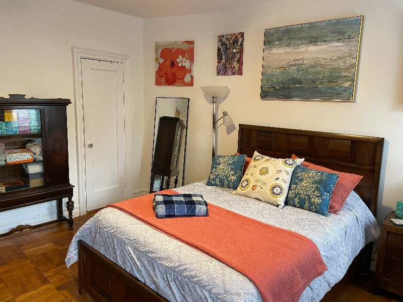Spacious furnished bedroom - Photo 2