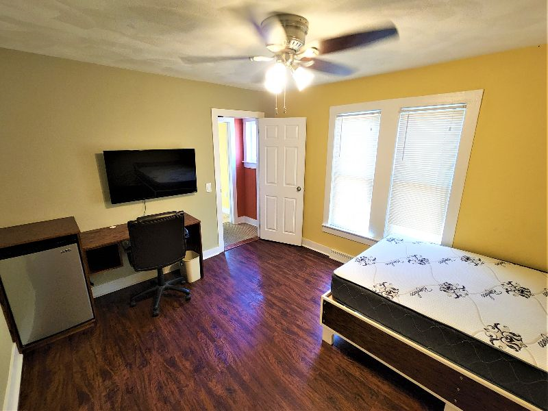 Housing for Traveling Nurses - 35 Saint Charles Street - Photo 8