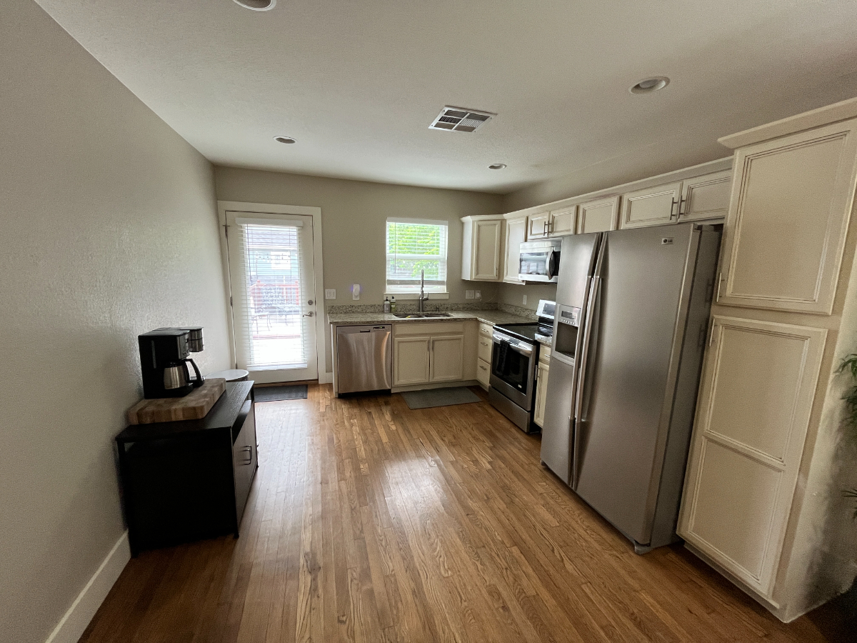 Cute Austin Bungalow - 15 mins from Downtown