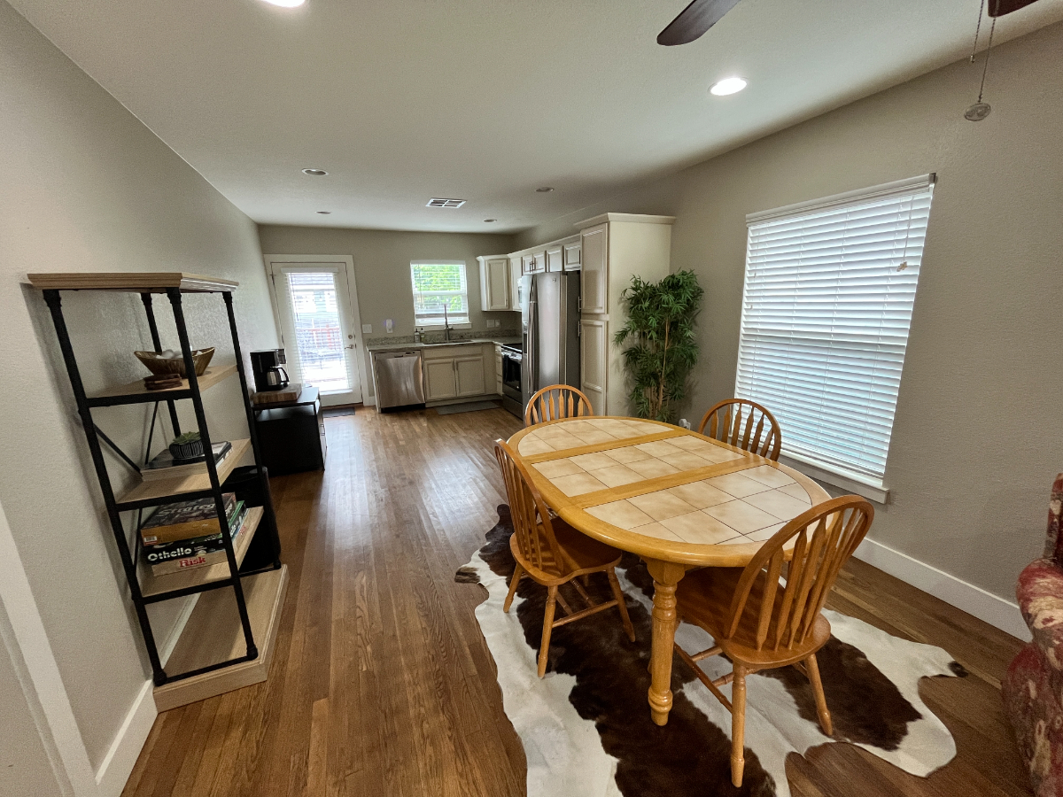 Cute Austin Bungalow - 15 mins from Downtown - Photo 6