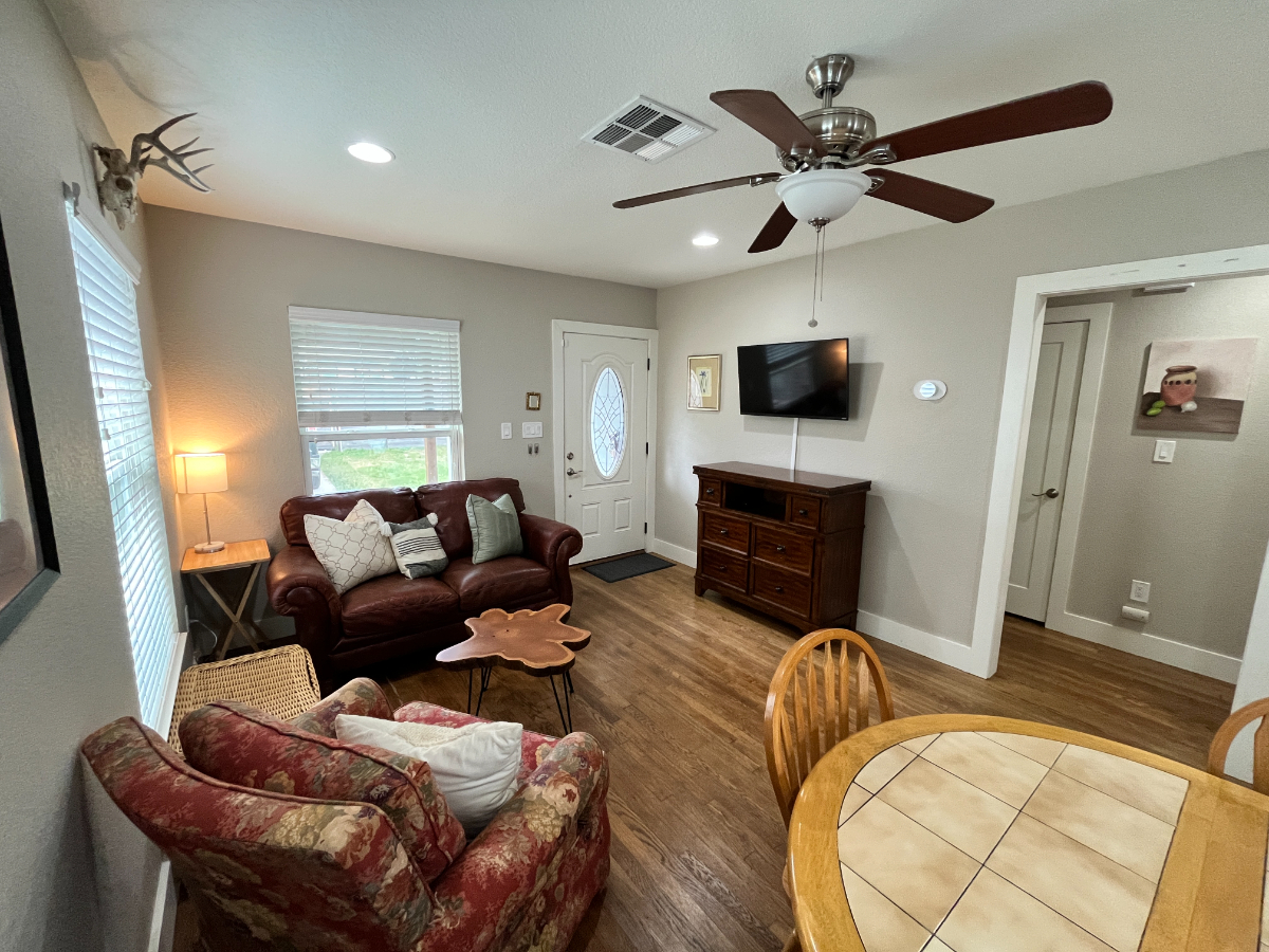 Cute Austin Bungalow - 15 mins from Downtown - Photo 7
