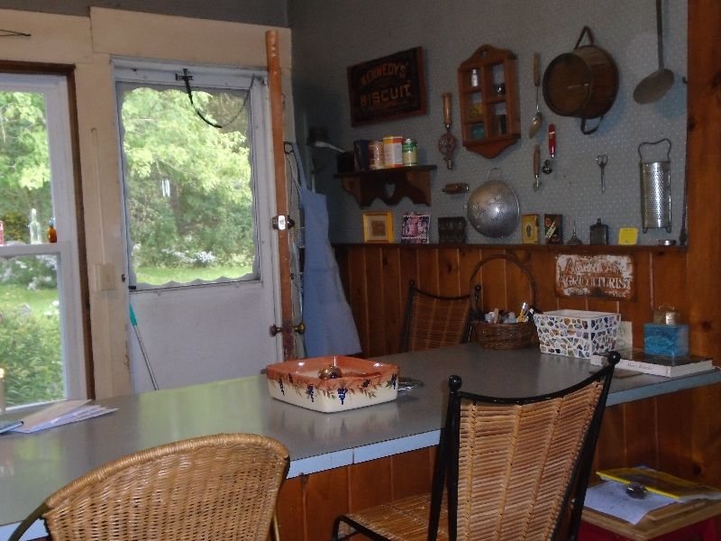 Private Room in a 3 bedroom country home on quiet road - Photo 7