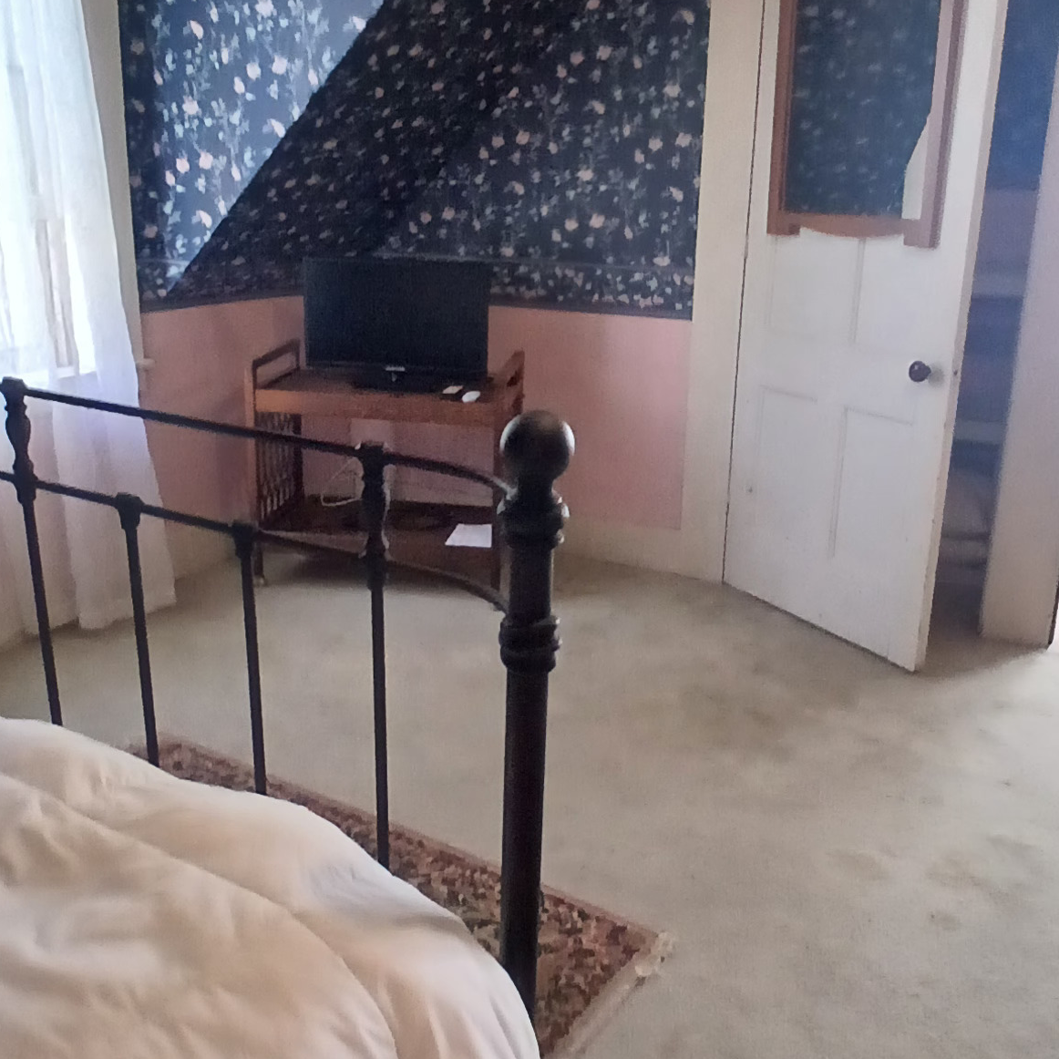 Private Room in a 3 bedroom country home on quiet road - Photo 2