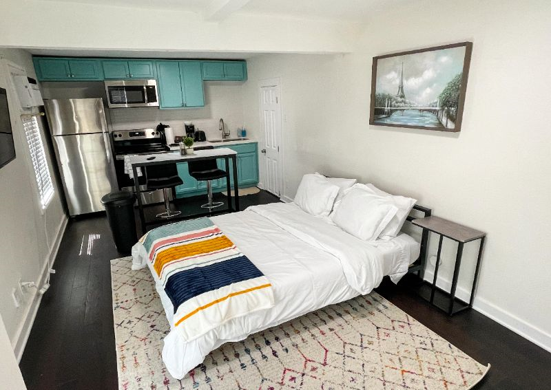 HTX Midtown Queen Bed Studio Apt and Laptop Friendly | Furnished Finder