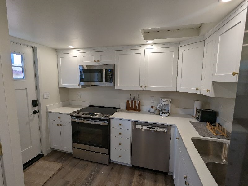 Cozy 1 Bedroom House with Modern Amenities and steps from the Beach and Local Attrac - Photo 4