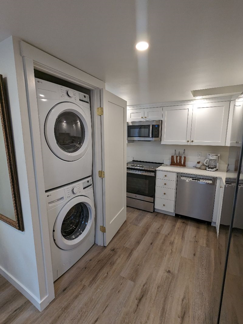 Cozy 1 Bedroom House with Modern Amenities and steps from the Beach and Local Attrac - Photo 3