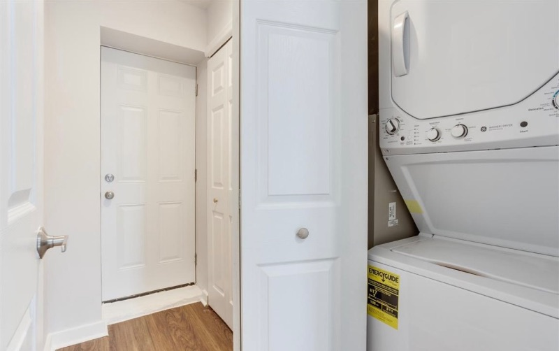 Modern Luxury Meets Urban Convenience: Remodeled 1 Bed, 1 Bath Unit in Central Location - Photo 3