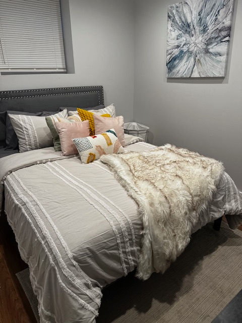 Modern Luxury Meets Urban Convenience: Remodeled 1 Bed, 1 Bath Unit in Central Location - Photo 5