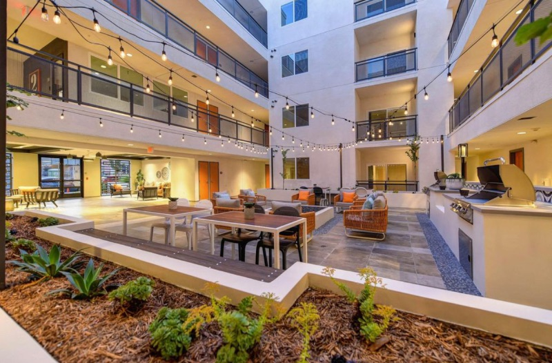 Two-Bedroom Apt w balcony in The Heart of Hollywood - Photo 2