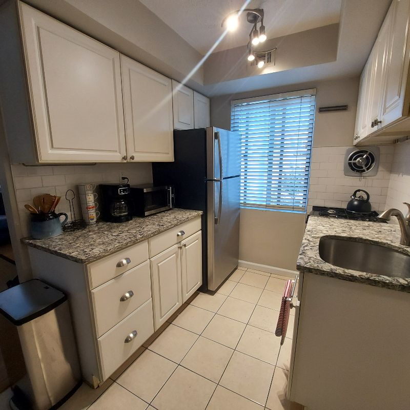 Modern One Bedroom one block to Metro Station - Photo 9