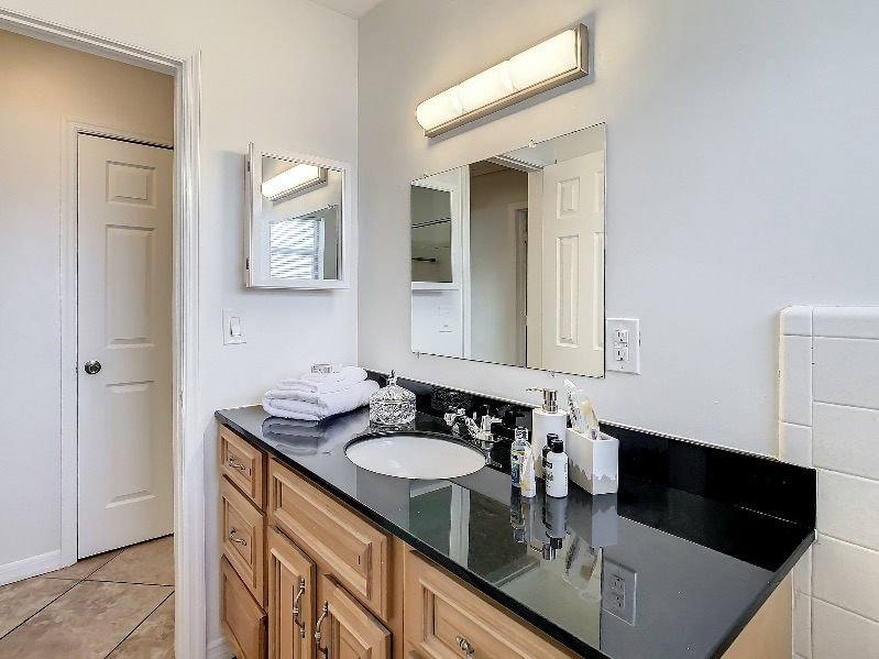 NEW* 2BR Home : 9 mins to Florida Beach! - Photo 4