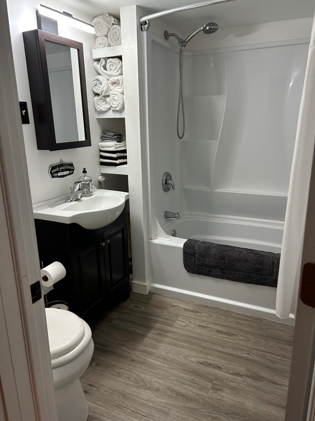 Stylish 1 bedroom close to many hospitals , walking distance to town - Photo 8