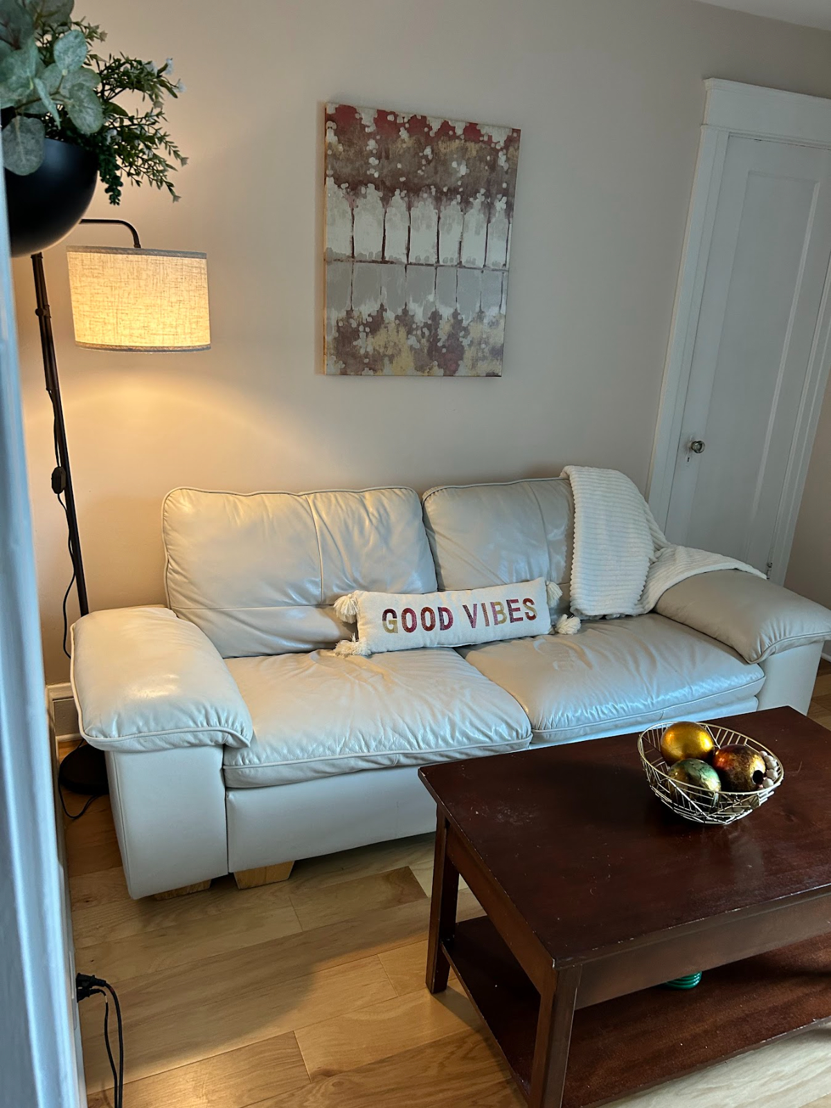 Two bedroom lower apartment centrally located to medical facilities - Photo 2