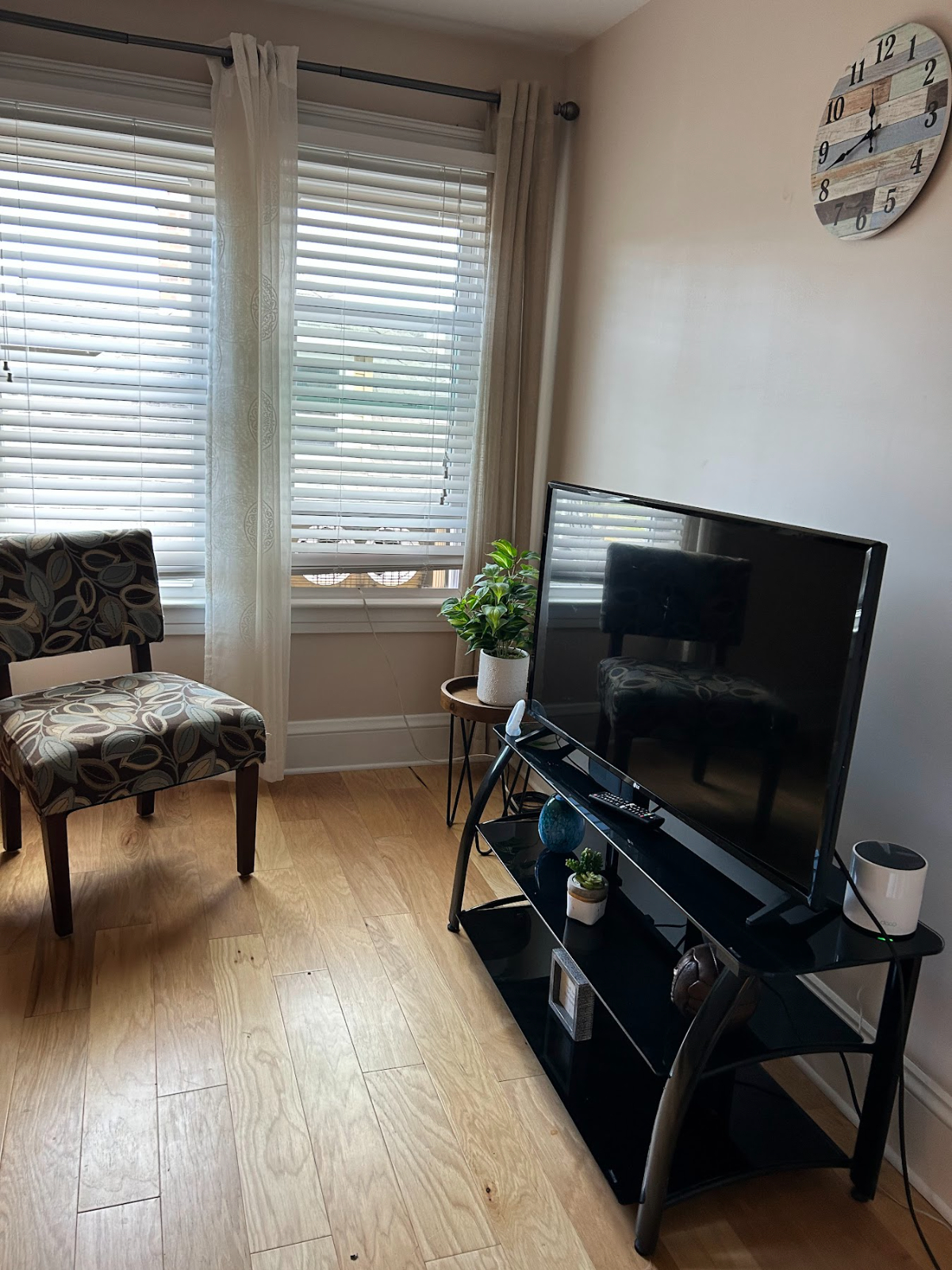 Two bedroom lower apartment centrally located to medical facilities - Photo 3