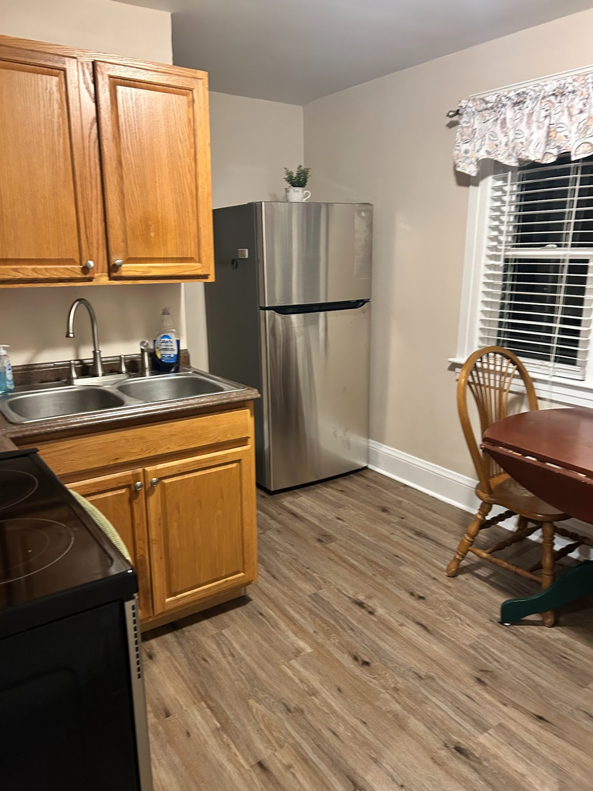 Two bedroom lower apartment centrally located to medical facilities - Photo 9