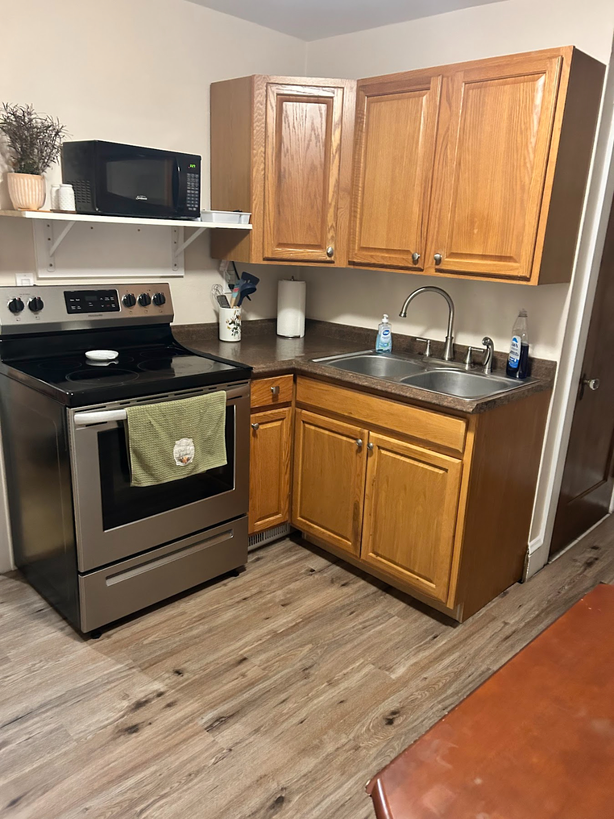 Two bedroom lower apartment centrally located to medical facilities - Photo 10