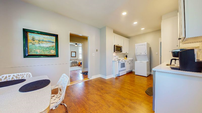 2BR Home Close to Major Hospitals / Private Parking / Safe - Photo 3