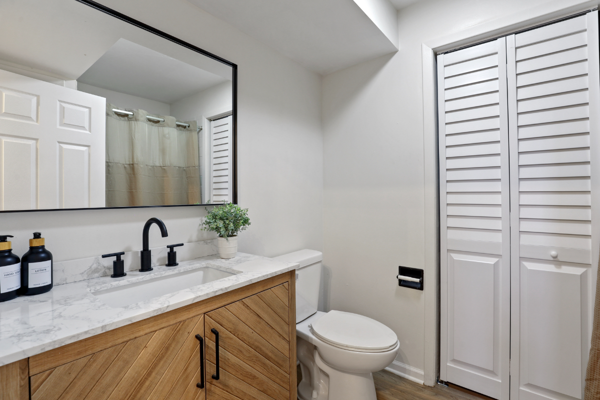 Modern split level with 4 beds and dedicated work space - Photo 9