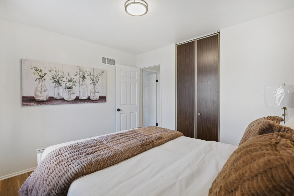 Modern split level with 4 beds and dedicated work space - Photo 12