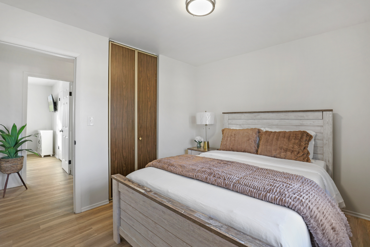 Modern split level with 4 beds and dedicated work space - Photo 10