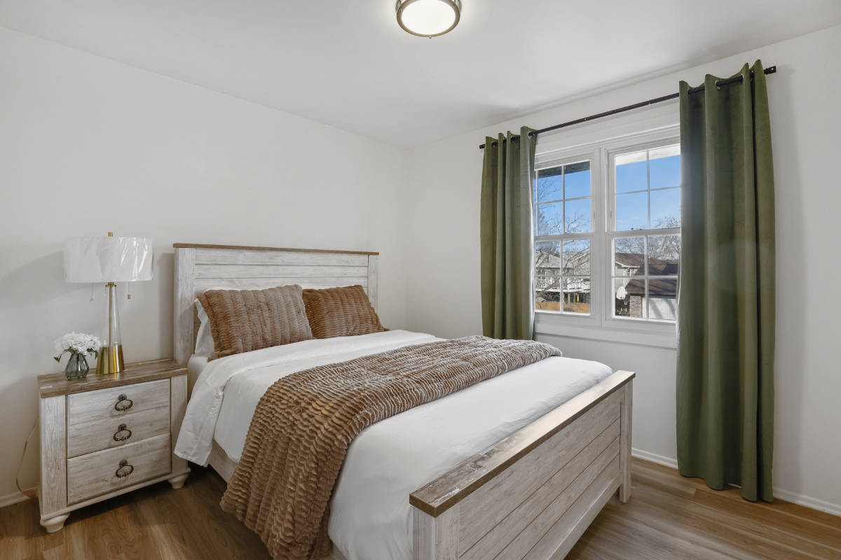 Modern split level with 4 beds and dedicated work space - Photo 11