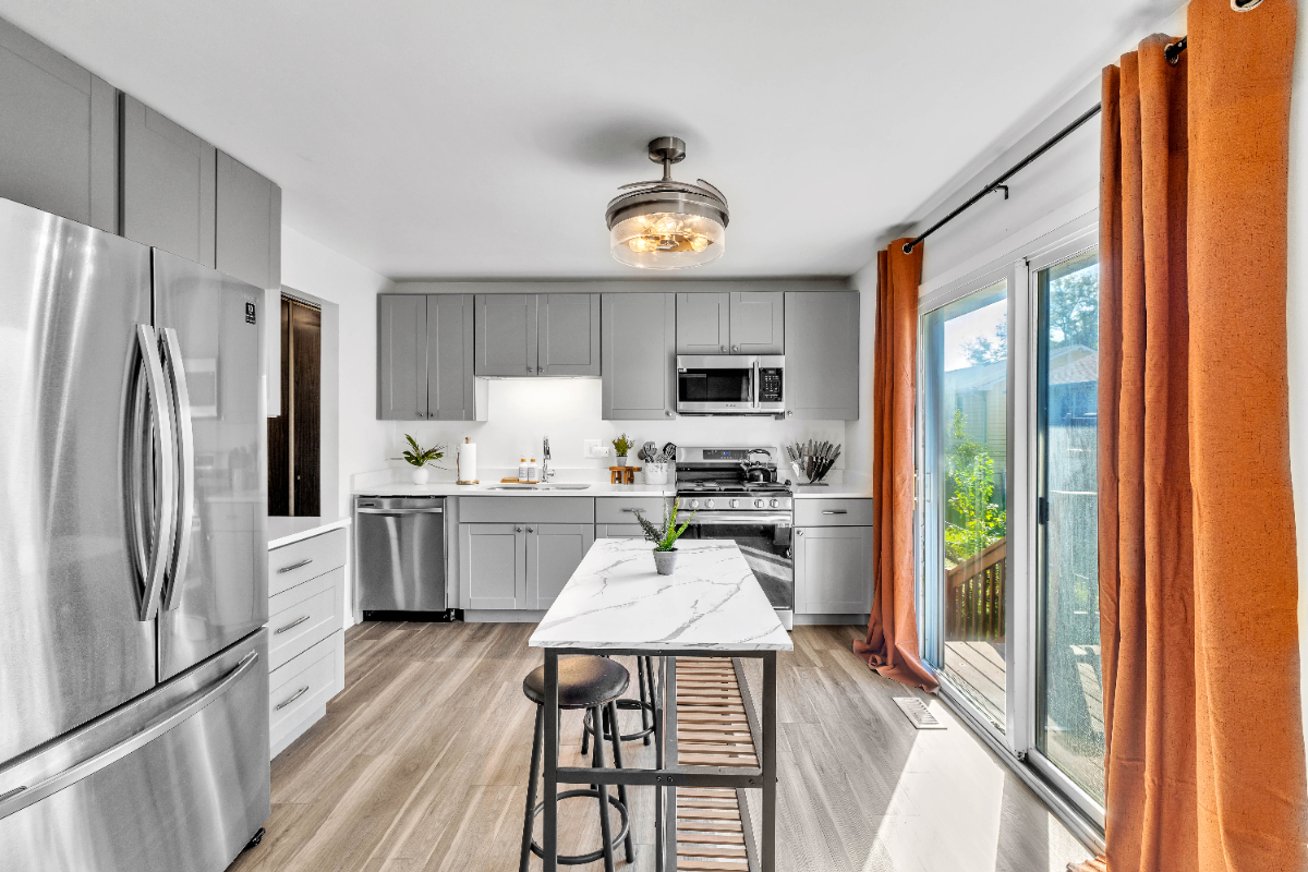 Modern split level with 4 beds and dedicated work space - Photo 5
