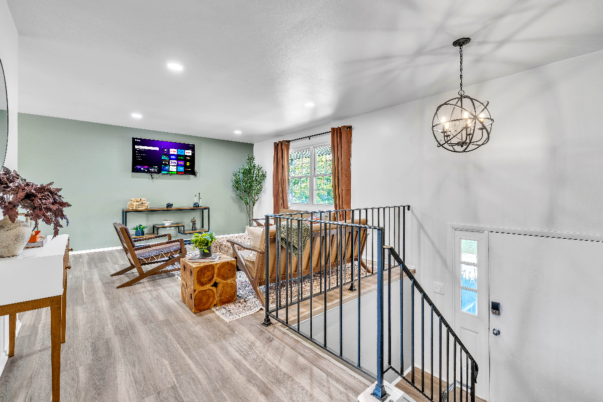 Modern split level with 4 beds and dedicated work space - Photo 7