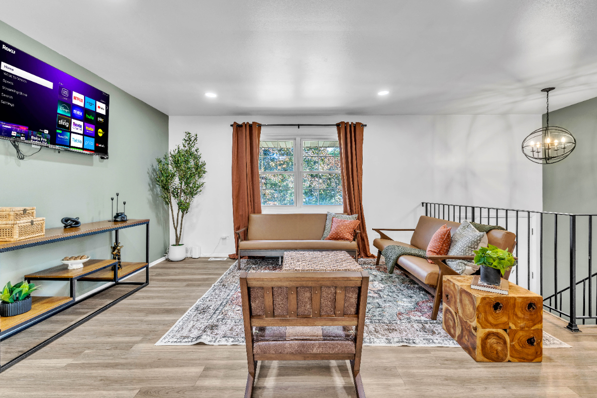 Modern split level with 4 beds and dedicated work space - Photo 2
