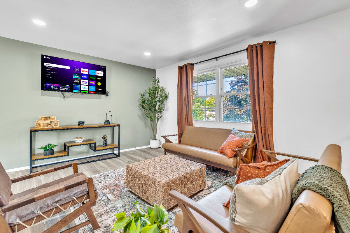Modern split level with 4 beds and dedicated work space - Photo 3