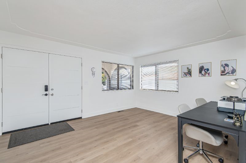 Master Suite, Private bathroom & balcony, den - Photo 4