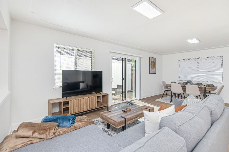 Master Suite, Private bathroom & balcony, den - Photo 6