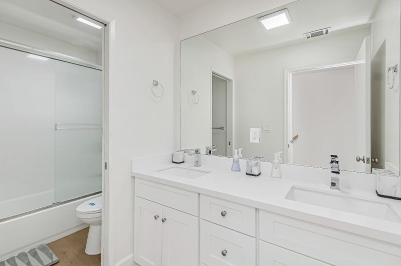 Master Suite, Private bathroom & balcony, den - Photo 3