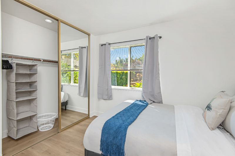 Master Suite, Private bathroom & balcony, den - Photo 2