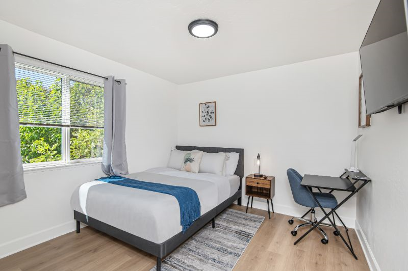 Master Suite, Private bathroom & balcony, den - Photo 1