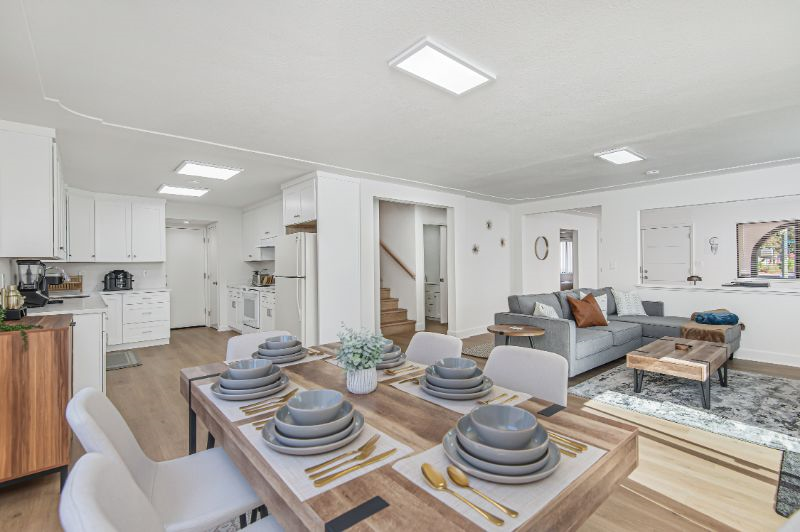 Master Suite, Private bathroom & balcony, den - Photo 6
