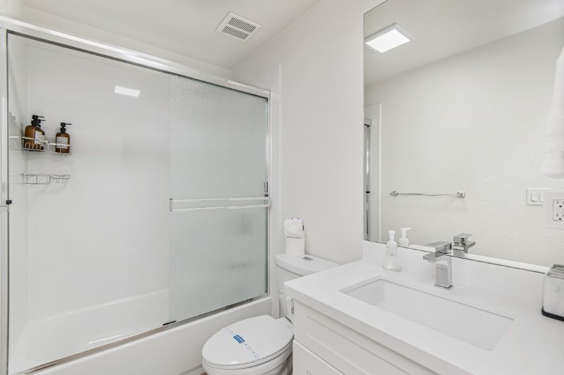 Master Suite, Private bathroom & balcony, den - Photo 4