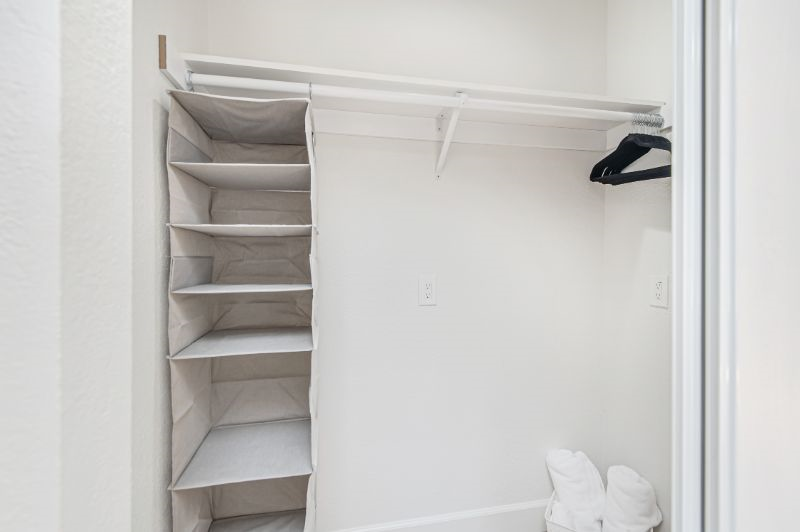 Master Suite, Private bathroom & balcony, den - Photo 3