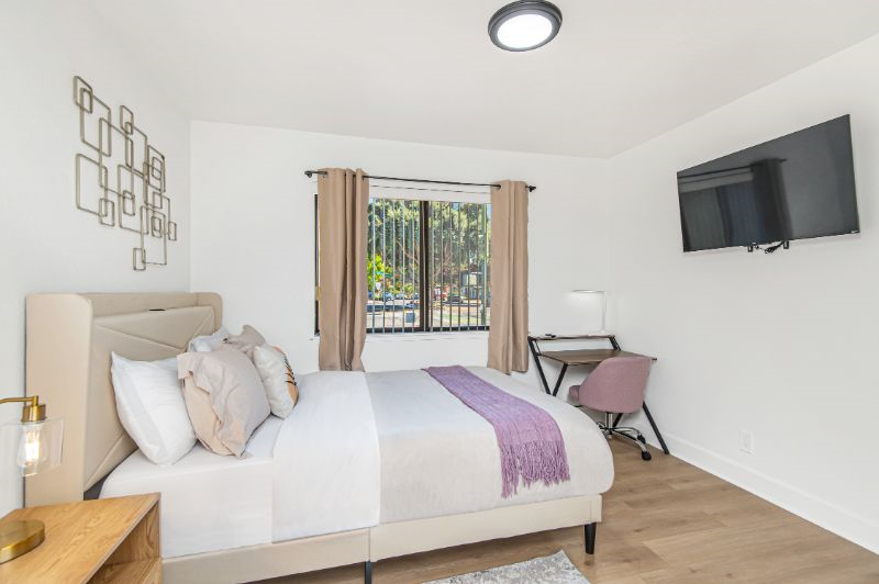 Master Suite, Private bathroom & balcony, den - Photo 2