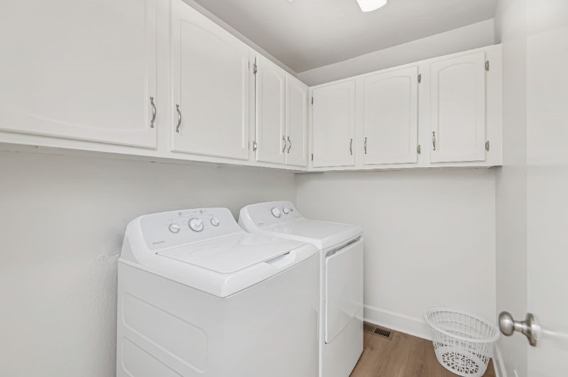 Master Suite, Private bathroom & balcony, den - Photo 5