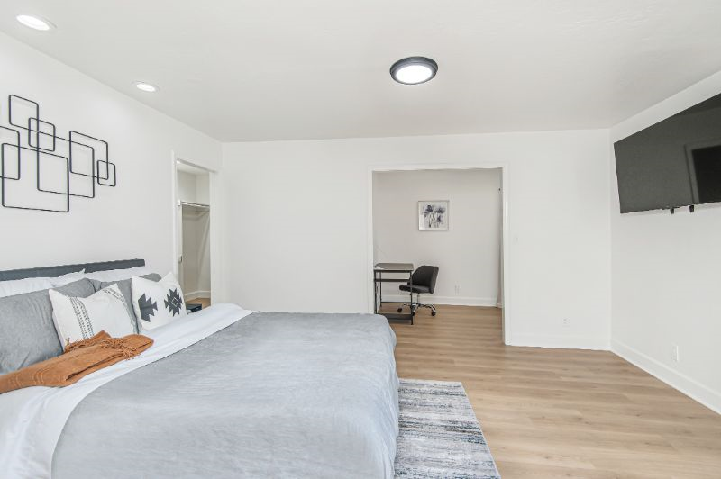 Master Suite, Private bathroom & balcony, den - Photo 1