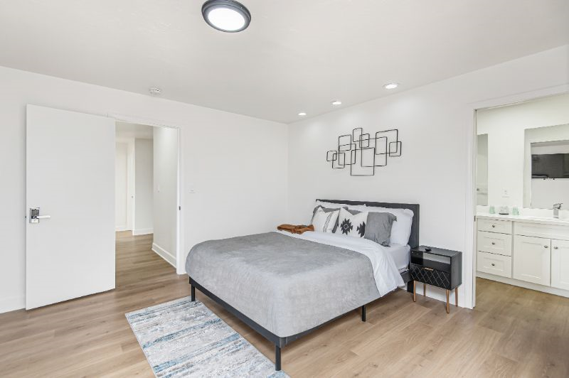 Master Suite, Private bathroom & balcony, den - Photo 2