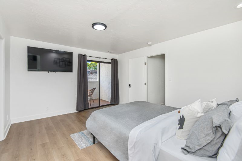 Master Suite, Private bathroom & balcony, den - Photo 3