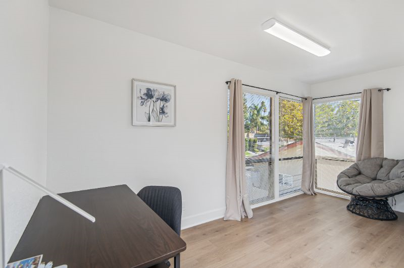 Master Suite, Private bathroom & balcony, den - Photo 5