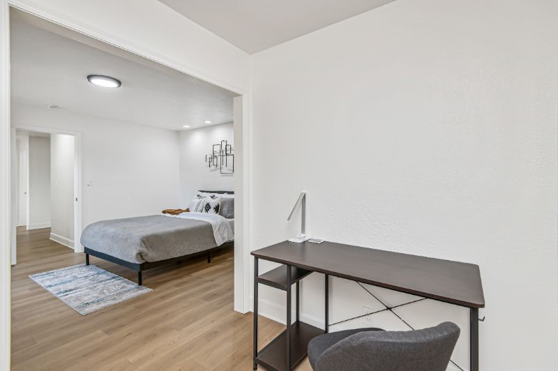 Master Suite, Private bathroom & balcony, den - Photo 6