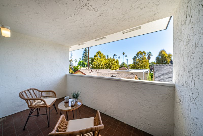 Master Suite, Private bathroom & balcony, den - Photo 4