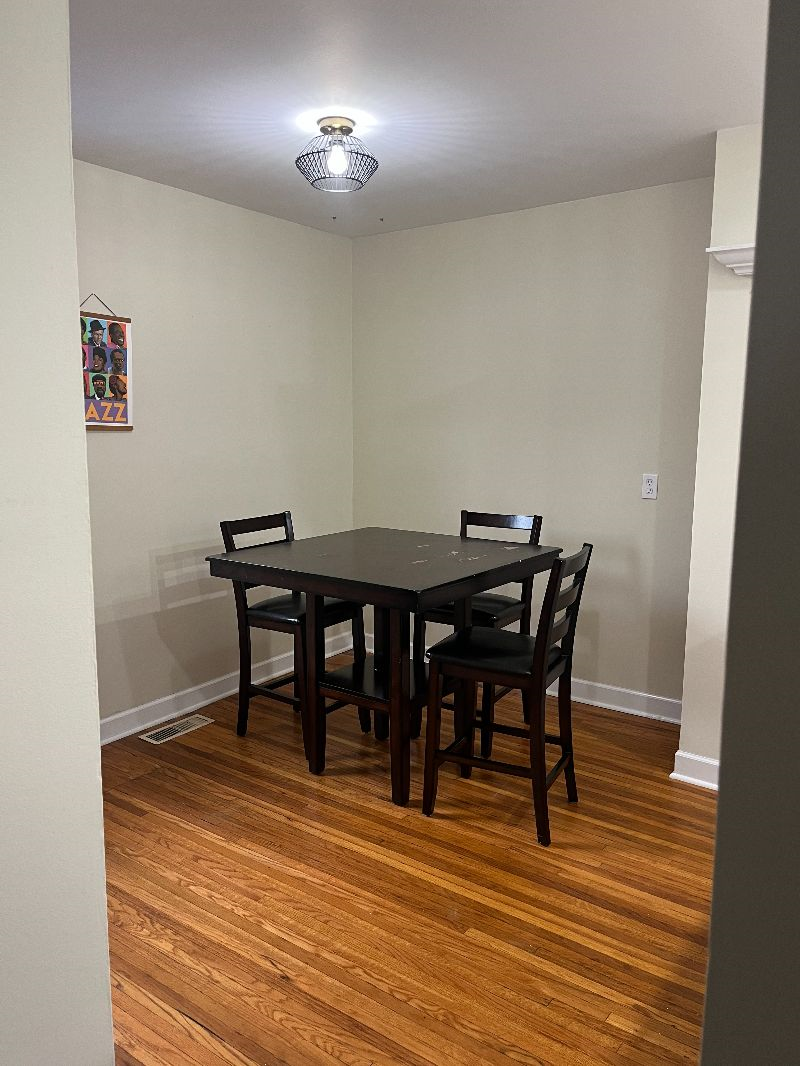 Cozy 2 Bedroom Apartment in Historic Neighborhood - Photo 2