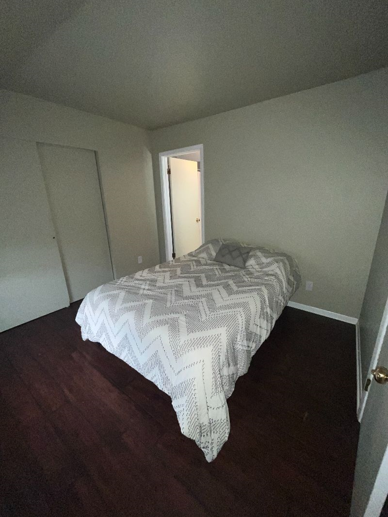 Cozy 2 Bedroom Apartment in Historic Neighborhood - Photo 3