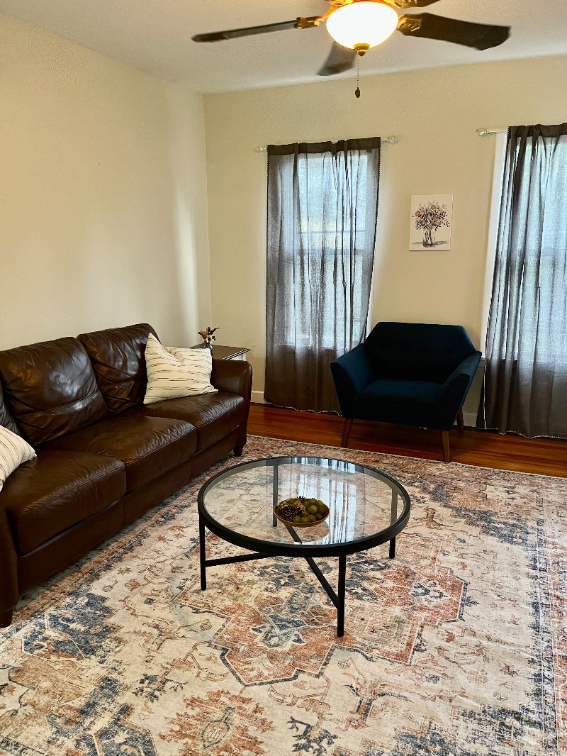 Cozy 2 Bedroom Apartment in Historic Neighborhood - Photo 4