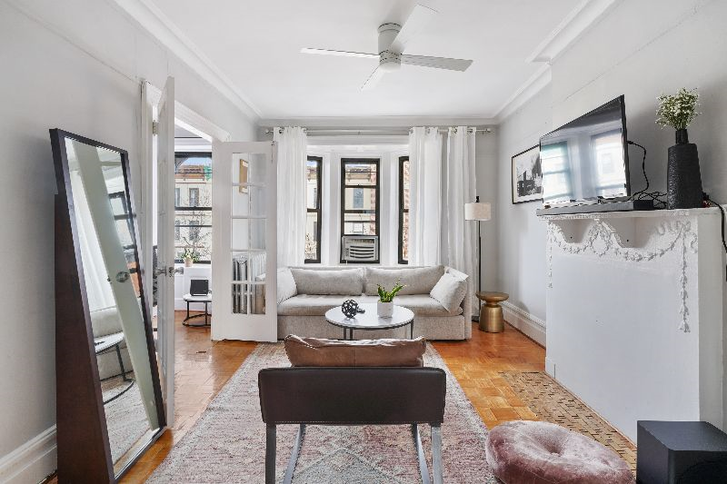 2 Bedroom Apt in Brownstone with Office- Available Jan-April - Photo 2
